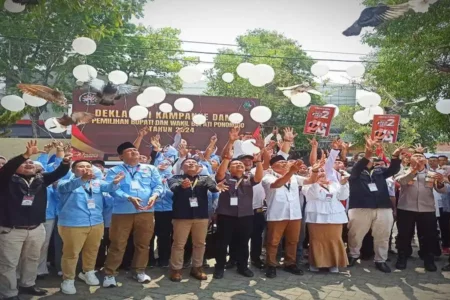 Kedua paslon saat deklarasi kampanye damai di depan halaman Gedung Sasana Praja Ponorogo. (Foto/Endra Dwiono/Beritajatim.com)