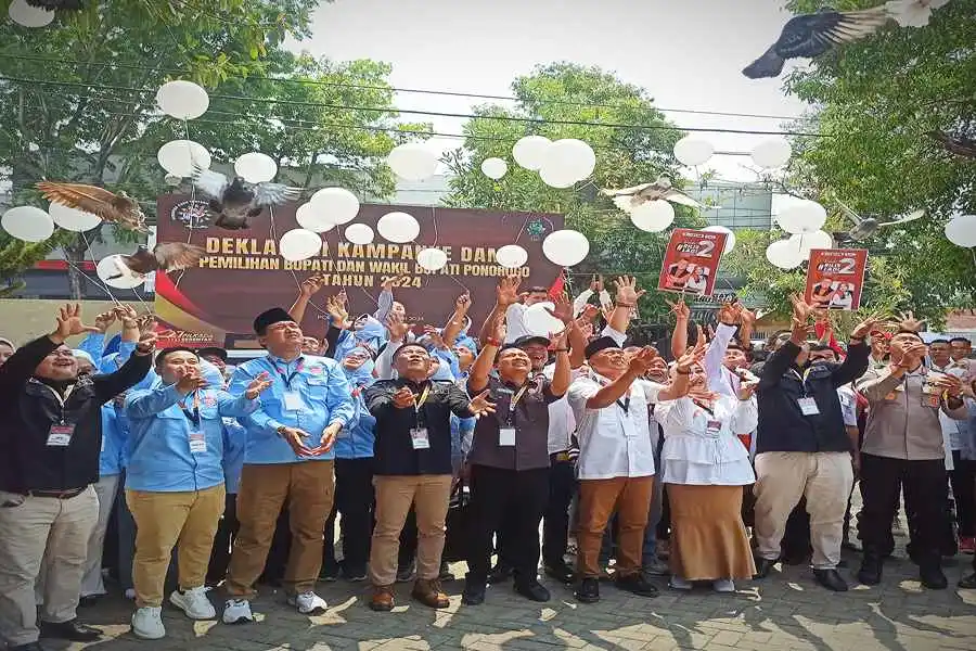 Kedua paslon saat deklarasi kampanye damai di depan halaman Gedung Sasana Praja Ponorogo. (Foto/Endra Dwiono/Beritajatim.com)