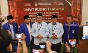 Nomor Urut 2 Paslon KHARISMA di Pilkada Pamekasan, Bang Mail: Ini Kode Alam Paslon Pilkada Pamekasan nomor urut 2, KH Kholilurrahman dan Sukriyanto (tengah) didampingi perwakilan parpol pengusung usai pengambilan nomor urut paslon di Loby Azana Style Hotel Pamekasan, Senin (23/9/2024).