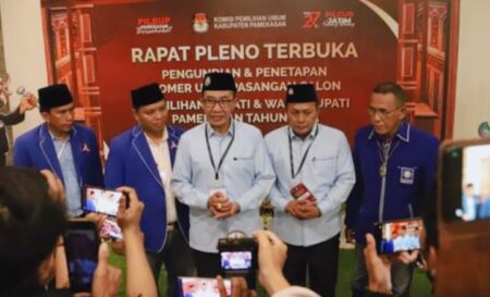 Paslon Pilkada Pamekasan nomor urut 2, KH Kholilurrahman dan Sukriyanto (tengah) didampingi perwakilan parpol pengusung usai pengambilan nomor urut paslon di Loby Azana Style Hotel Pamekasan, Senin (23/9/2024).
