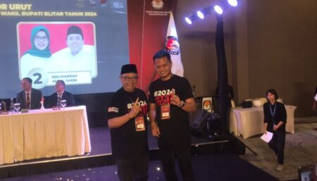 Pasangan Rijanto-Beky saat pengambilan nomor urut di KPU Kabupaten Blitar, Selasa (24/9/2024). (foto : Winanto/beritajatim.com)