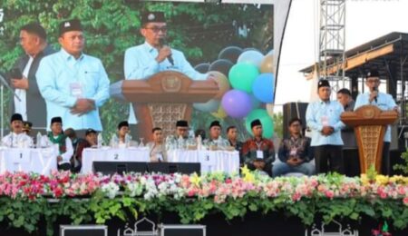 Bacabup KHARISMA Minta Masyarakat Tak Terprovokasi Konten Negatif saat Kampanye KH Kholilurrahman didampingi Sukriyanto, saat memberikan sambutan dalam Deklarasi Kampanye Damai di Eks PJKA Jl Trunojoyo Pamekasan, Selasa (25/9/2024).