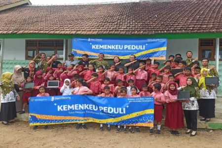 Puluhan siswa dan guru SDN 2 Karangpatihan berfoto bersama dengan rombongan dari DJP Jatim II dan KPP Pratama Ponorogo. (Foto/Endra Dwiono/Beritajatim.com)