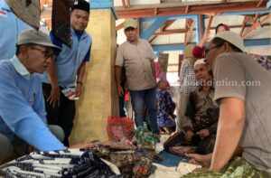 Cabup KHARISMA Blusukan Sapa Warga di Pasar 17 Agustus Kholilurrahman (kiri) blusukan ke kios batik tulis di kompleks Pasar 17 Agustus Pamekasan, Kamis (26/9/2024).