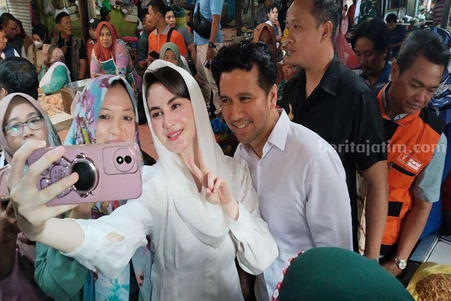 Emil Dardak dan istri saat berada di Pasar Pandaan.
