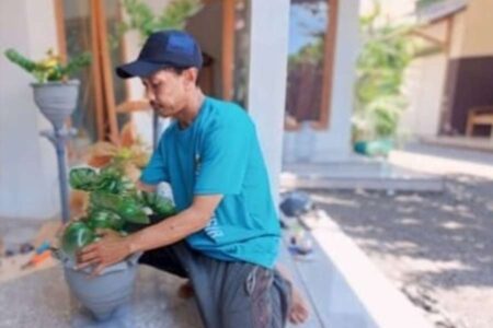 Warga Probolinggo Sulap Galon Bekas Jadi Lampu Hias Unik