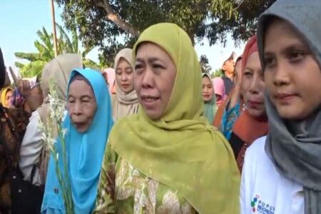 Khofifah Kunjungi Petani Bunga Sedap Malam di Pasuruan, Ini yang Bahas