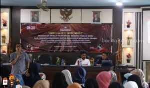 Gandeng IMABA, KPU Pamekasan Sosialisasi Tingkatkan Partisipasi Pemilih Muda Komisioner KPU Pamekasan, Moh Amiruddin dalam Sosialisasi Tatap Muka Pendidikan Pemilih Partisipatif Segmen Pemilih Muda dan Perempuan, bekerja sama dengan IMABA Pamekasan, di Auditorium IAI Al-Khairat Pamekasan, Minggu (29/9/2024).
