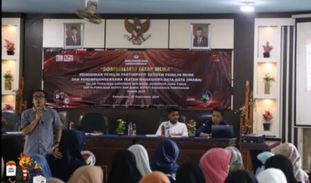 Komisioner KPU Pamekasan, Moh Amiruddin dalam Sosialisasi Tatap Muka Pendidikan Pemilih Partisipatif Segmen Pemilih Muda dan Perempuan, bekerja sama dengan IMABA Pamekasan, di Auditorium IAI Al-Khairat Pamekasan, Minggu (29/9/2024).