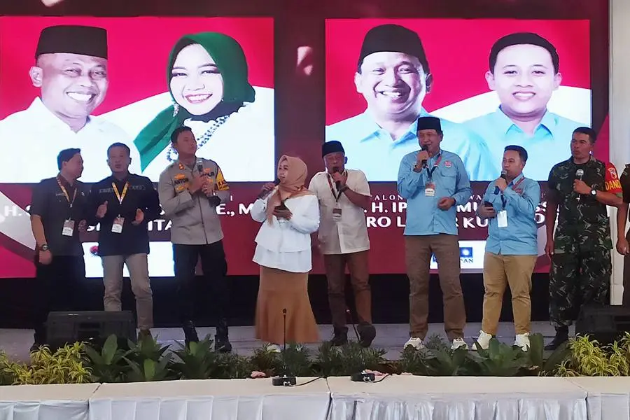 Ipong-Luhur dan Sugiri-Lisdyarita bernyanyi bersama lagu Kemesraan saat penetapan nomor urut paslon bupati dan wakil bupati beberapa hari lalu. (Foto/Endra Dwiono/Beritajatim.com)