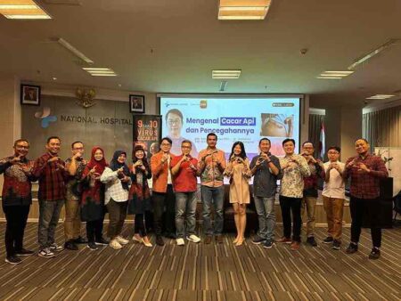 dr. Jose L. Anggowarsito, GDip.Derm, SpDVE, FINSDV, FASDS, seorang dermatolog di National Hospital Surabaya.