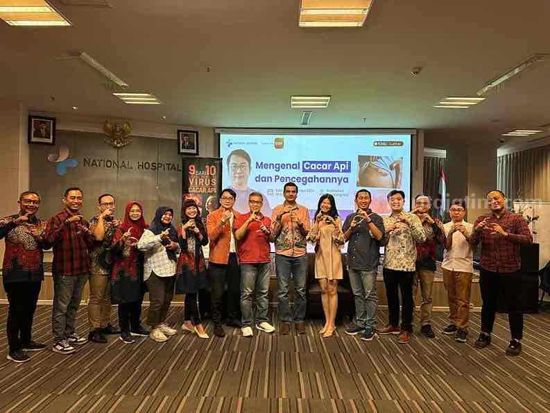 dr. Jose L. Anggowarsito, GDip.Derm, SpDVE, FINSDV, FASDS, seorang dermatolog di National Hospital Surabaya.
