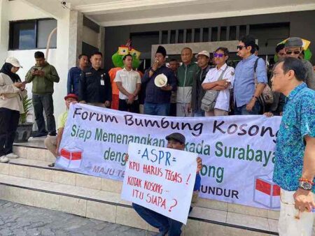Puluhan Orang Gelar Aksi di Depan KPU Surabaya, Pertanyakan Keabsahan Bumbung Kosong