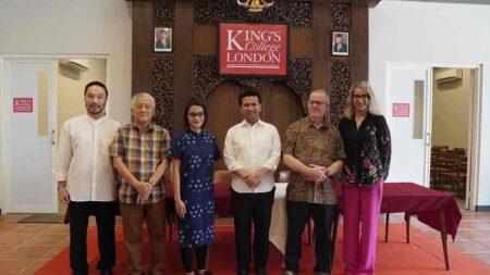 Emil Elestianto Dardak saat meninjau kampus King’s College London (KCL) di Kawasan Ekonomi Khusus (KEK) Singhasari, Malang.