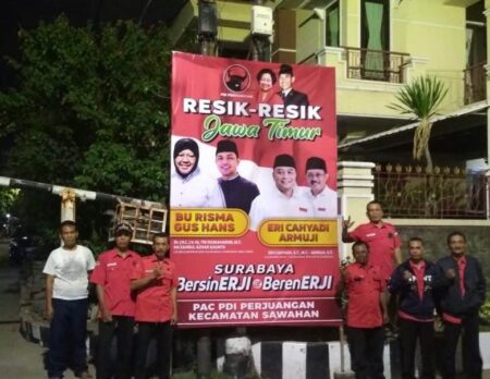 Baliho pasangan calon Eri Cahyadi-Armuji dan Tri Rismaharini - KH Zahrul Azhar Asumta atau Gus Hans.