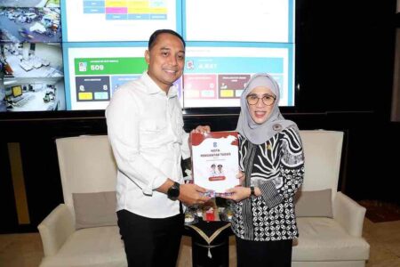 PJs Wali Kota Surabaya Restu Novi Siap Lanjutkan Proyek Strategis Wali Kota Surabaya, Eri Cahyadi menyerahkan Nota Pengantar Tugas kepada Penjabat Sementara (PJs) Wali Kota Surabaya, Restu Novi Widiani.