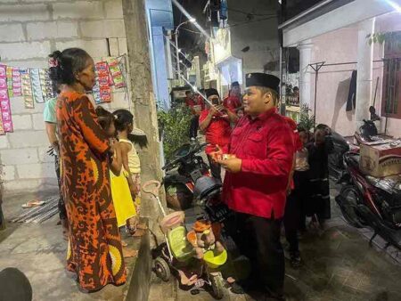 Kader-kader PDI Perjuangan Surabaya melakukan stikerisasi Risma-Hans.