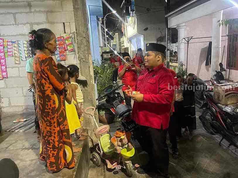 Kader-kader PDI Perjuangan Surabaya melakukan stikerisasi Risma-Hans.