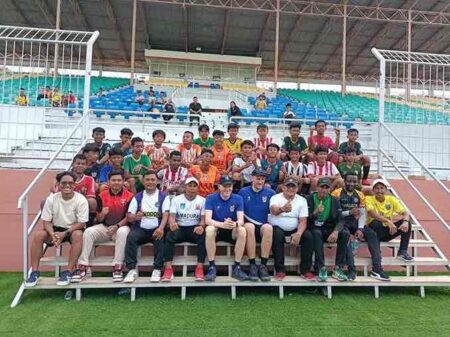 Atlet terpilih saat berfoto dengan Disbudporapar Surabaya dan Perwakilan Transmere Rovers, Liverpool usai seleksi di Gelora Tambaksari.