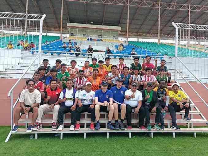 Atlet terpilih saat berfoto dengan Disbudporapar Surabaya dan Perwakilan Transmere Rovers, Liverpool usai seleksi di Gelora Tambaksari.