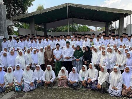 DeWa Awali Hari Pertama Kampanye dengan Ziarah Makam Aulia dan Tokoh Pahlawan