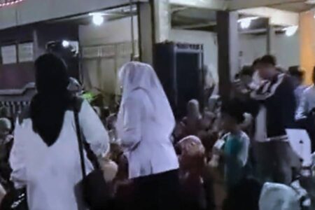 Video Cawabup Bojonegoro Farida Diduga Bagikan Uang Tersebar di TikTok Tangkapan layar unggahan video oleh akun tiktok terkait dugaan pelanggaran yang dilakukan Cawabup Bojonegoro nomor urut 01.