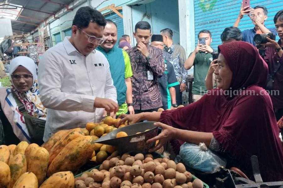 Calon Wakil Gubernur Jawa Timur (Cawagub Jatim) Lukmanul Hakim saat safari politik di Pasar Tradisional Baureno Kabupaten Bojonegoro.