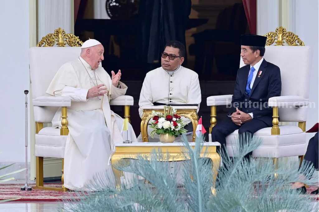 Presiden bersama Paus Fransiskus