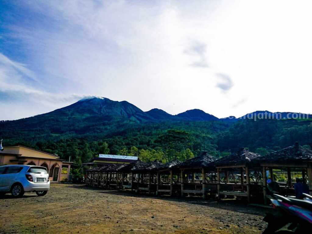 Rekomendasi Warung Makan di Cangar, Penglaju Surabaya-Malang Wajib Mampir! View suasana tempat kuliner area Cangar (sumber ilustrasi: Instagram @restarea_tunggangan)