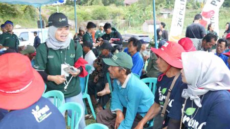 Karyawan Milenial Petrokimia Gresik Serap Aspirasi di Sentra Petani Bawang Putih foto beritajatim