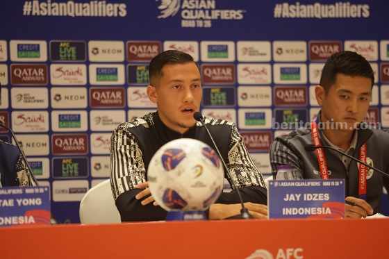 Jay Idzes menghadiri konferensi pers sebelum laga antara Arab Saudi melawan tim nasional (Timnas) Indonesia. Foto: PSSI