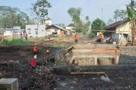 Jembatan Penghubung Dua Desa Malang Hanyut Terbawa Arus foto beritajatim