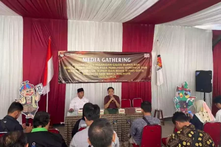 Ketua KPU Pacitan, Aswika Budhi Arfandy, saat memberikan sejumlah keterangan pers pada media gathering dengan awak media beberapa waktu lalu. (Sulthan Munir/Beritajatim.com)