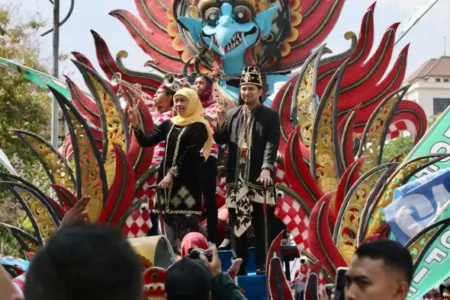Khofifah-Emil Diarak Pendukung dengan Kesenian Khas Jatim ke Tugu Pahlawan foto beritajatim