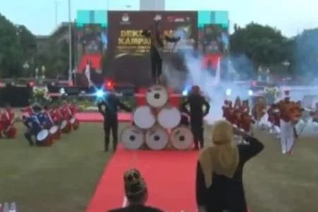 Khofifah Beri Hormat Marching Band di Deklarasi Kampanye Damai foto berita jatim