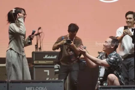 Momen Romantis Vokalis Suara Kayu Dilamar Kekasih di JTF 2024 foto berita jatim