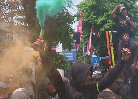 Berbekal Bom Asap Ala Suporter Sepak Bola, Pendukung Lora Gopong Memprotes KPU Jember
