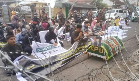 Caleg DPR RI Terpilih Dipecat PKB, Pendukungnya Bawa Keranda ke KPU Jember