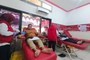 Pasien Kepulauan Sumenep Sulit Dapatkan Stok Darah, PMI Siapkan Solusi foto berita jatim