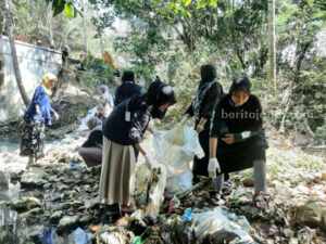 Jaga Ekosistem, Mahasiswa Annuqayah Guluk-Guluk Bersih Sampah Sungai Nung Cangkelek Mahasiswa KKN Annuqqyah bersih-bersih sampah sungai.