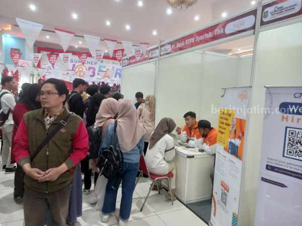 Para pencari kerja mengikuti Sumenep Job Fair (Foto: Temmy/ Beritajatim.com)