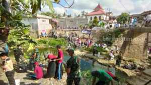 Bersih-bersih Sungai Saroka Sumenep Dapat 2 Ton Sampah