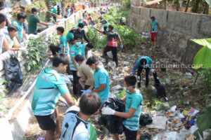 Pegiat Lingkungan Sumenep Bersih-bersih Sampah Sungai Saroka Saronggi, Kumpulkan 4 Ton Sampah foto beritajatim