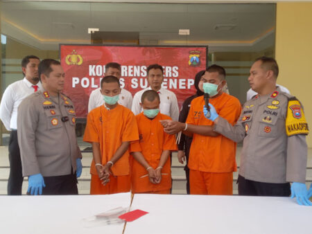 Tiga tersangka curanmor bersama Kapolres dan Wakapolres Sumenep (foto: Temmy/ beritajatim.com)