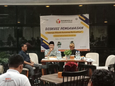 Rentan Pelanggaran, Bawaslu Sumenep Ajak Media Ikut Awasi Pilkada Diskusi pengawasan Bawaslu bersama media (Foto: Temmy/Beritajatim)