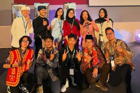 Muhammad Ryan Zulfik (putih), mahasiswa Teknik Industri Unair menjadi delegasi dalam The LIFE Programme di Universiti Sains Malaysia.