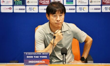 Tanpa Justin Hubner, Ini Prediksi Line-up Timnas Indonesia vs Bahrain di Kualifikasi Piala Dunia 2026 Pelatih Timnas Indonesia Shin Tae-yong dalam konferensi pers selepas pertandingan melawan Arab Saudi di Stadion King Abdullah Sports City, Jeddah pada Jumat (6/9/2024) dini hari WIB. Foto: Reuters