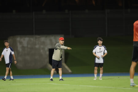 Shin Tae-yong Optimistis Hadapi Arab Saudi di Kualifikasi Piala Dunia 2026 Shin Tae-yong saat memimpin sesi latihan tim nasional (Timnas) Indonesia di Arab Saudi. Foto: PSSI