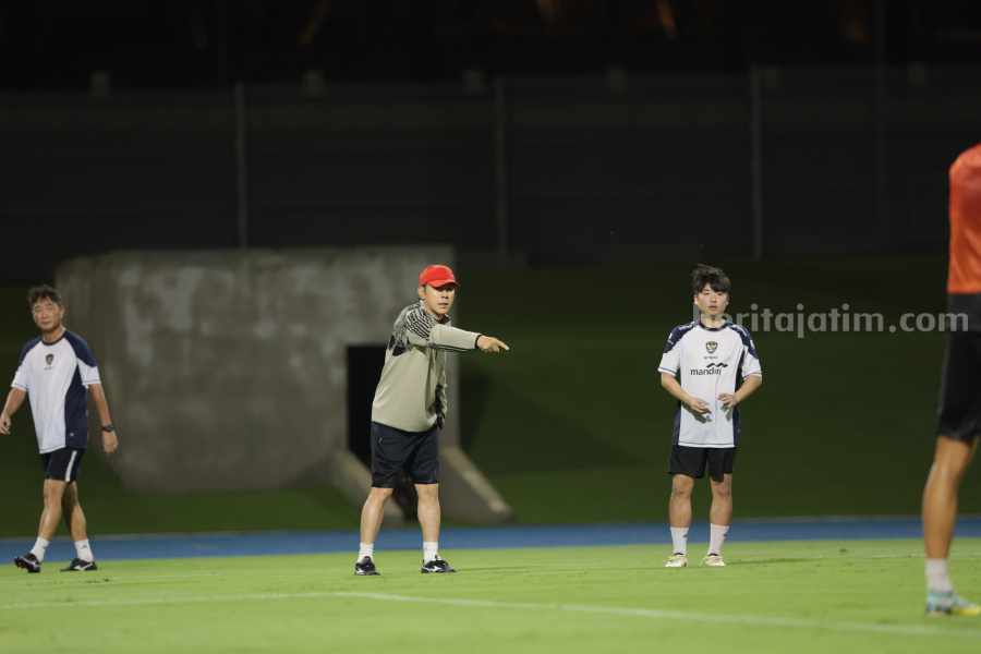Shin Tae-yong saat memimpin sesi latihan tim nasional (Timnas) Indonesia di Arab Saudi. Foto: PSSI