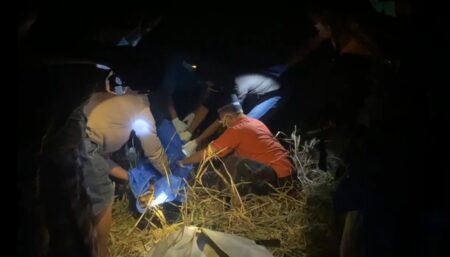 Proses evakuasi korban N yang ditemukan dalam kondisi meninggal dunia di bantaran Bengawan Solo, Desa Sumberwudi, Kecamatan Karanggeneng, Sabtu (14/9/2024).
